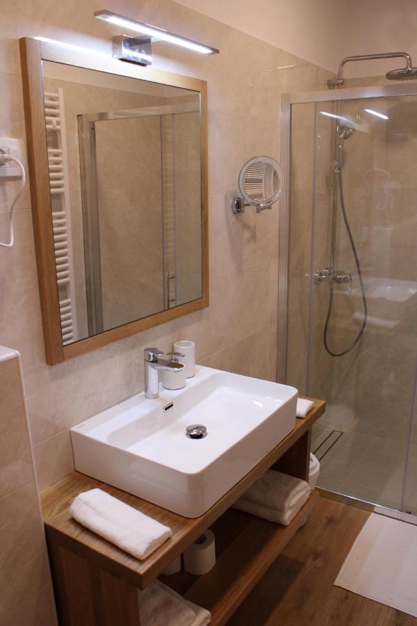 G House Hotel Dutovlje Bagian luar foto